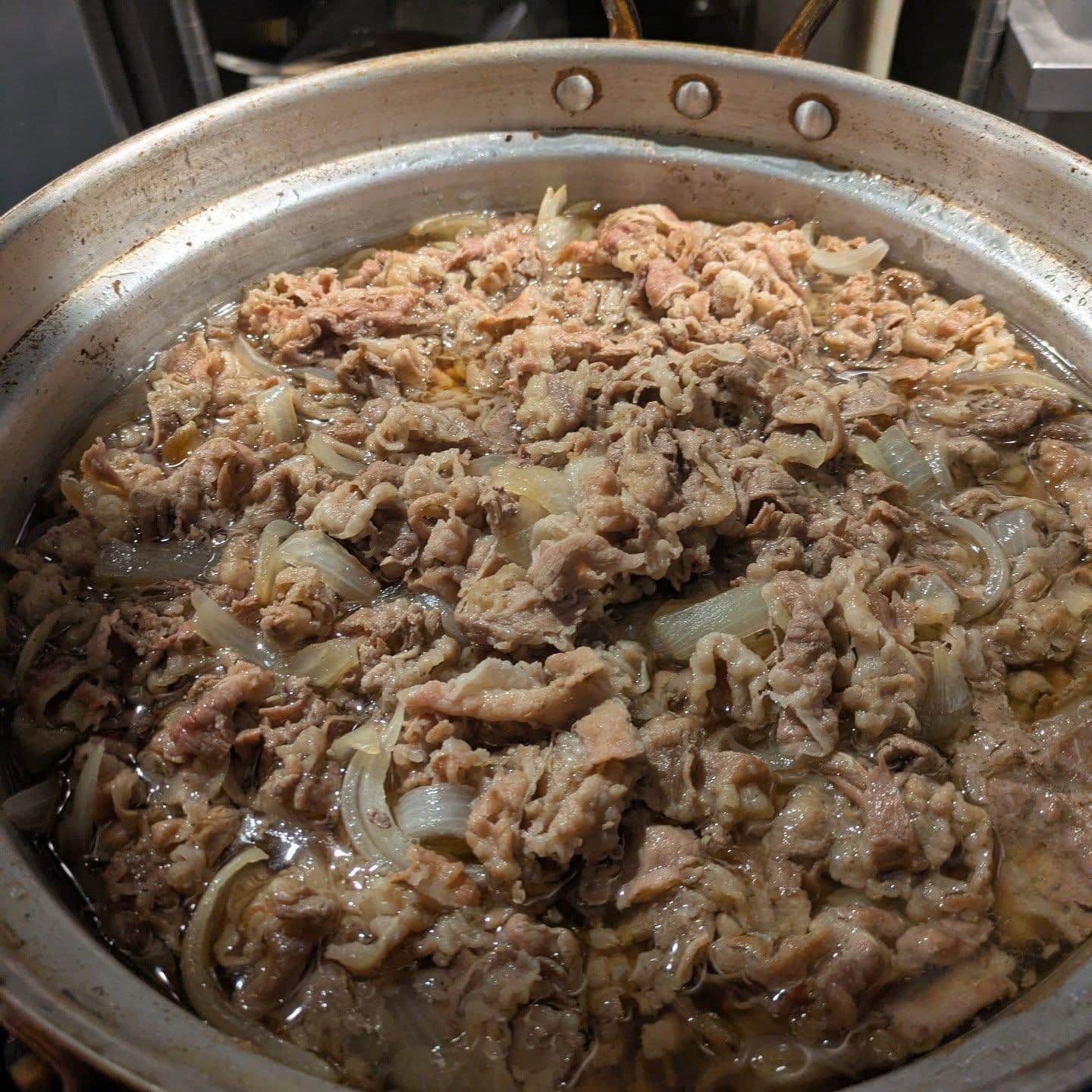 肉玉きしめんの肉は店舗で仕込んでます。